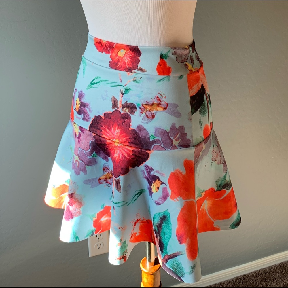 🌸NWOT FOREIGN EXCHANGE Floral Peplum Skirt 🌸
